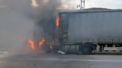 Kırıkkale’de seyir halindeki kereste yüklü çekicinin motor kısmında başlayan yangın,