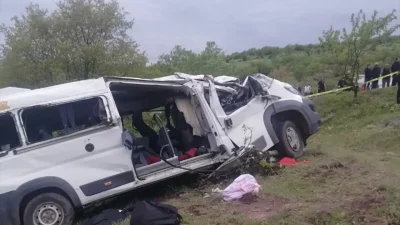 Yozgat’ın Saraykent ilçesinde öğrencileri taşıyan servis aracının kontrolden çıkarak devrilmesi