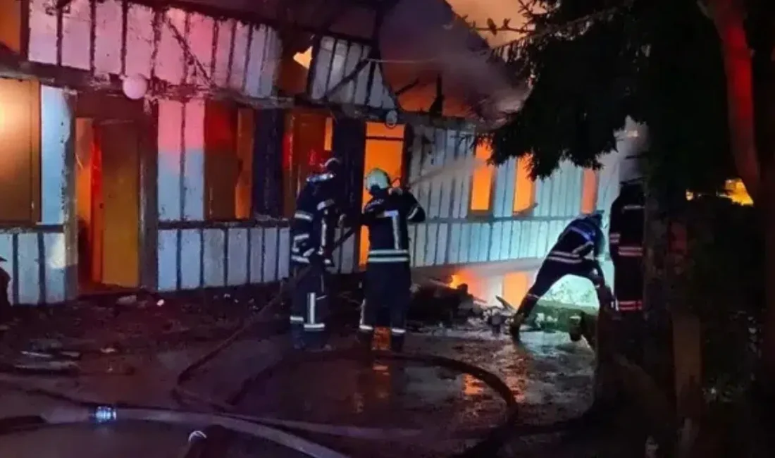 Trabzon’un Hayrat ilçesinde tek katlı bir evde yükselen alevler büyük