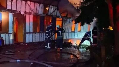 Trabzon’un Hayrat ilçesinde tek katlı bir evde yükselen alevler büyük