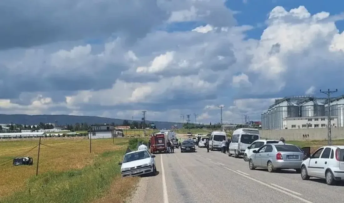 Adıyaman’da otomobil ile hafif ticari aracın karıştığı feci kazada adeta