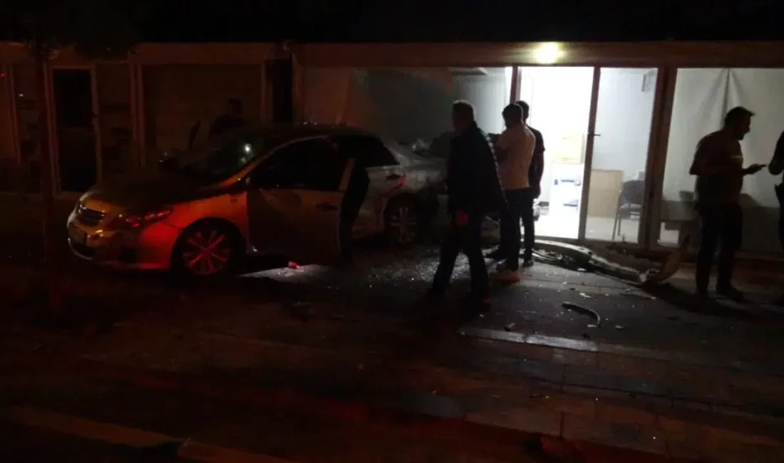 Malatya’da lastiği patlayan bir otomobilin kontrolden çıkarak park halindeki araca