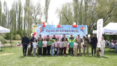 Kütahya’nın Pazarlar ilçesinde Kaymakamlık tarafından düzenlenen geleneksel uçurtma şenliği, gökyüzünü