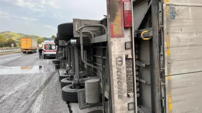Balıkesir-Bursa karayolunda meydana gelen feci kazada kontrolden çıkan tır yan