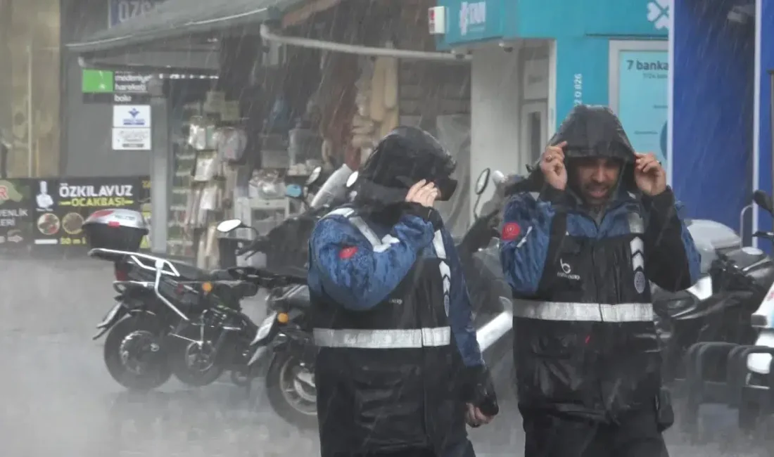 Bolu’da aniden bastıran kuvvetli sağanak yağış kent genelinde hayatı olumsuz