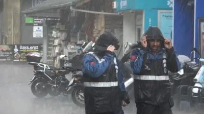 Bolu’da aniden bastıran kuvvetli sağanak yağış kent genelinde hayatı olumsuz