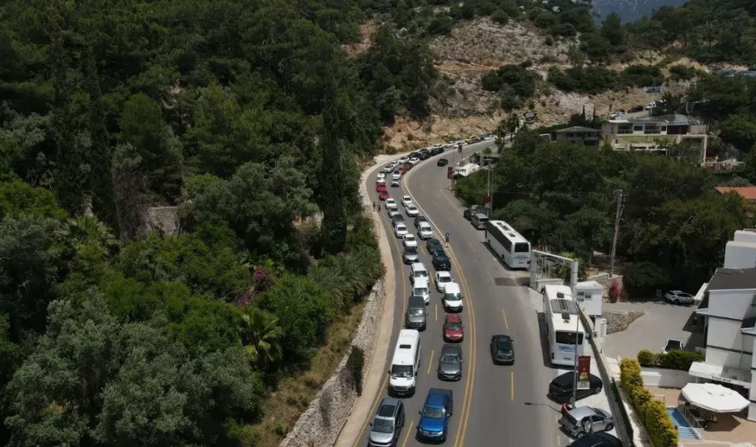 Muğla’nın Fethiye ilçesindeki dünyaca ünlü turizm merkezi Ölüdeniz, bayram tatilinin