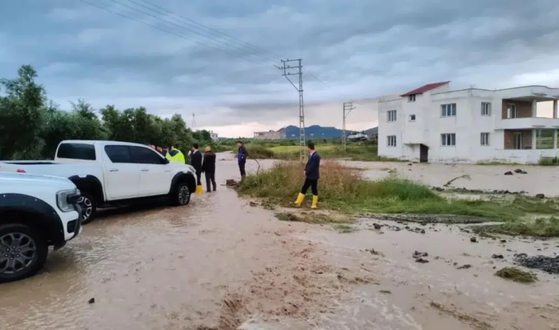 Hatay’ın Erzin ilçesinde aniden bastıran şiddetli sağanak yağış hayatı felç