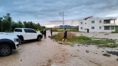 Hatay’ın Erzin ilçesinde aniden bastıran şiddetli sağanak yağış hayatı felç