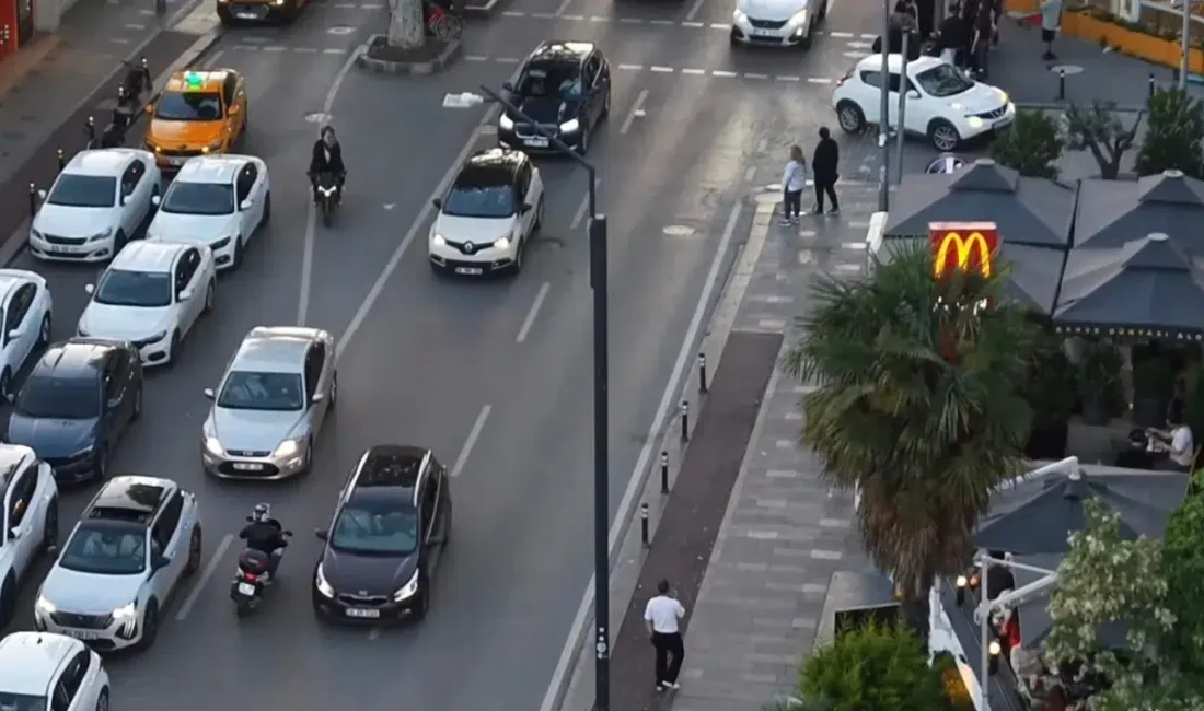 İstanbul’un en yoğun noktalarından biri olan Kadıköy Caddebostan Sahili’nde hareketli