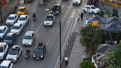 İstanbul’un en yoğun noktalarından biri olan Kadıköy Caddebostan Sahili’nde hareketli