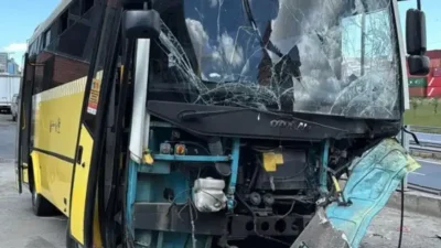 İstanbul Beylikdüzü’nde yokuş aşağı kontrolsüzce ilerleyen bir İETT otobüsü, freninin