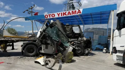 Burdur’un Çeltikçi ilçesinde meydana gelen feci kazada dev tır önündeki