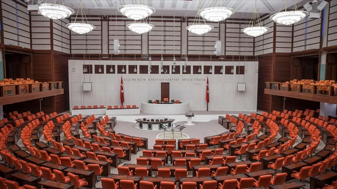 Türkiye Büyük Millet Meclisi’nde siyasetin gündemini hareketlendiren kritik bir gelişme