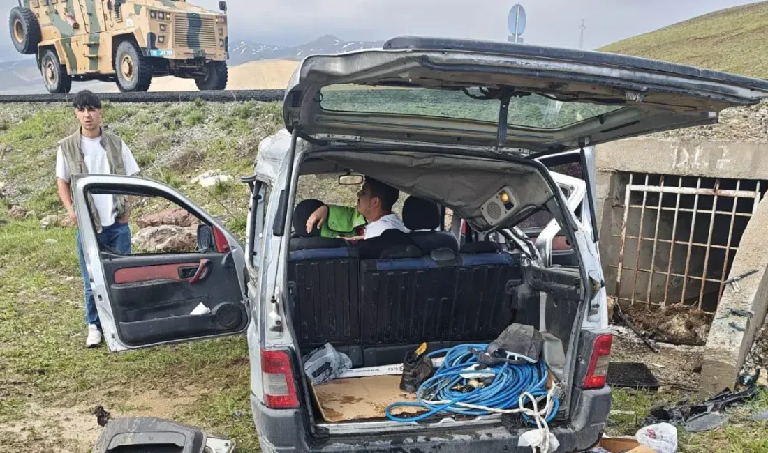 Van’ın Çaldıran ilçesinde kontrolden çıkan kapalı kasa bir kamyonetin şarampole