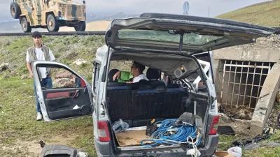 Van’ın Çaldıran ilçesinde kontrolden çıkan kapalı kasa bir kamyonetin şarampole