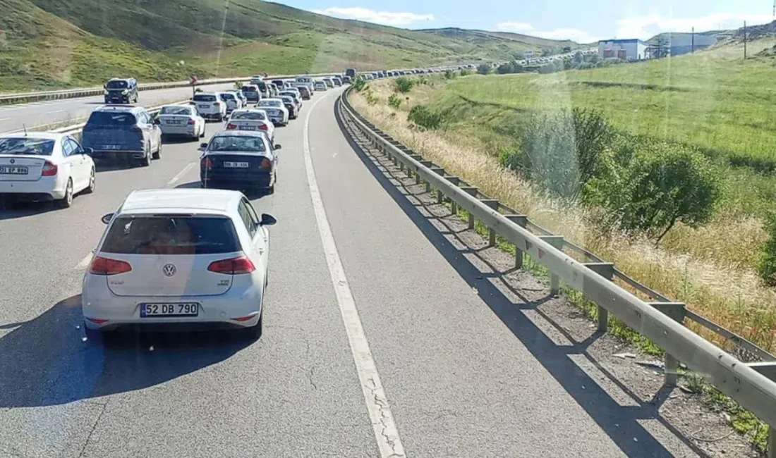 Trabzon’da geçirdikleri bayram tatilinin ardından dönüş yoluna koyulan binlerce vatandaş,
