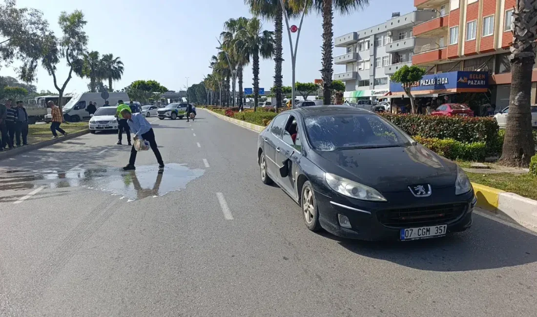 Antalya’nın Manavgat ilçesinde yolun karşısına geçmeye çalışırken bir otomobilin şiddetli