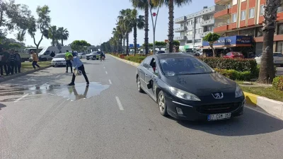 Antalya’nın Manavgat ilçesinde yolun karşısına geçmeye çalışırken bir otomobilin şiddetli