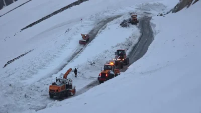 Yoğun kar ve çığ tehlikesi sebebiyle yaklaşık 5 aydır ulaşıma