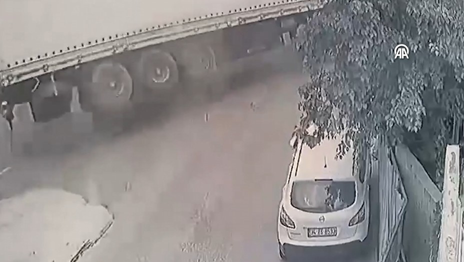Başakşehir’de kontrolden çıkan bir tırın devrilerek dehşet saçtığı o anlar