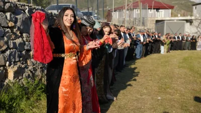 Şırnak’ın Uludere ilçesinde bazı aşiretlerin düğünlerde kadınların halay başına geçmesini