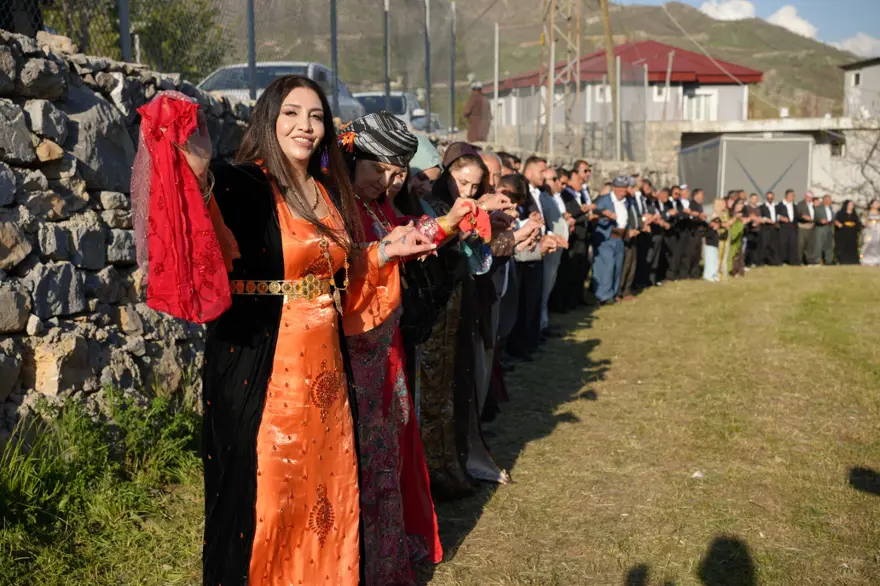 Şırnak’ın Uludere ilçesinde bazı aşiretlerin düğünlerde kadınların halay başına geçmesini