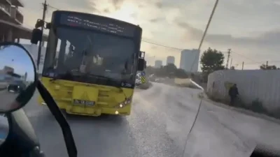 Kartal’da yeşil ışıkta yoluna devam eden bir motosiklet sürücüsü, kırmızı