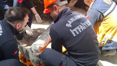 Şanlıurfa’nın Birecik ilçesinde dış cephe çalışması sırasında iskelenin aniden çökmesiyle