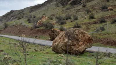 Giresun’un Duroğlu Beldesi’nde yamaçtan kopan dev bir kaya parçası yerleşim