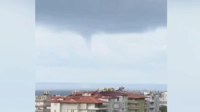 Antalya’nın Alanya ilçesinde sabahın erken saatlerinde gökyüzü aniden hareketlendi ve