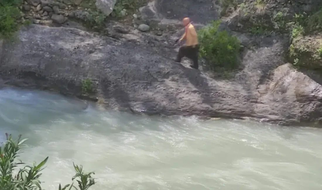 Adana’nın Karaisalı ilçesinde serinlemek amacıyla Eğlence Çayı’na giren bir genç,