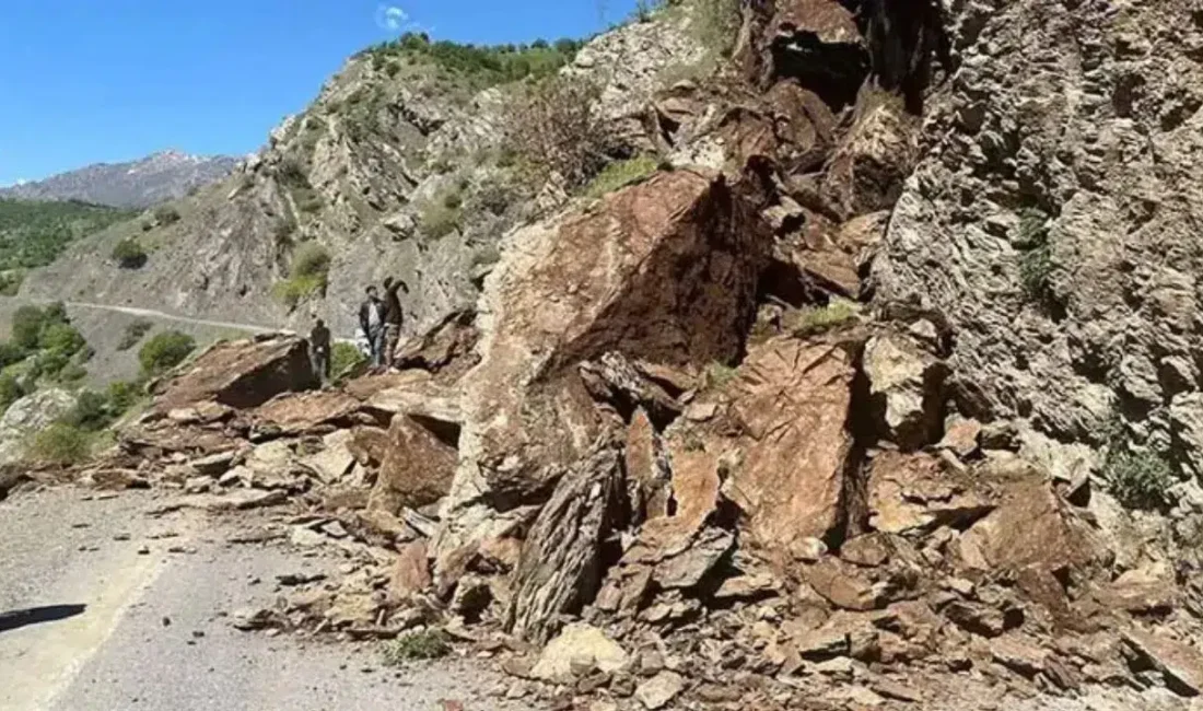 Hakkari’nin Şemdinli ilçesinde etkili olan şiddetli sağanak yağışlar heyelanı beraberinde