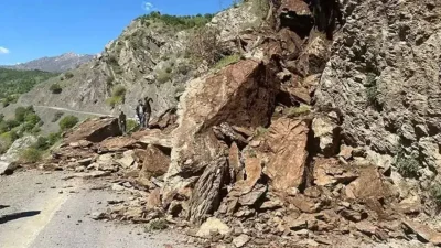 Hakkari’nin Şemdinli ilçesinde etkili olan şiddetli sağanak yağışlar heyelanı beraberinde