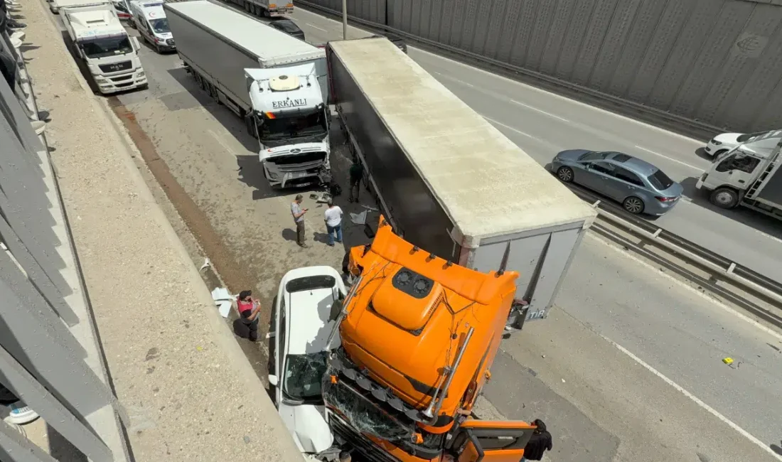 Eskişehir’de iki tır ve bir otomobilin karıştığı feci kazada araçlar