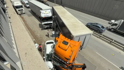Eskişehir’de iki tır ve bir otomobilin karıştığı feci kazada araçlar