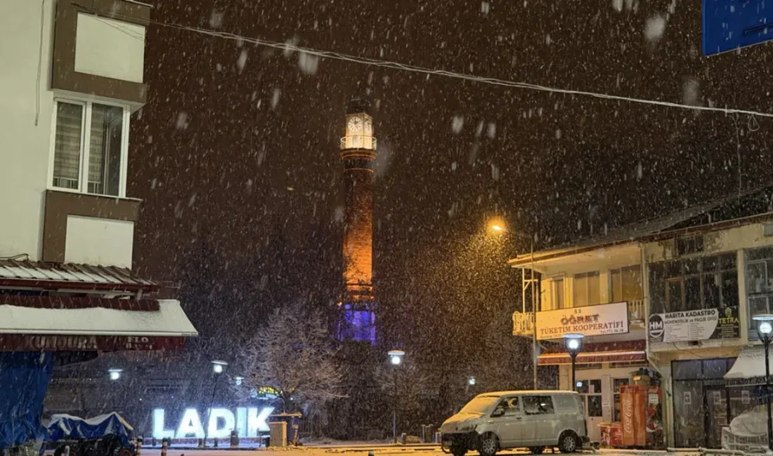 Samsun’un Ladik ilçesinde gece saatlerinde etkisini artıran kar yağışı kenti