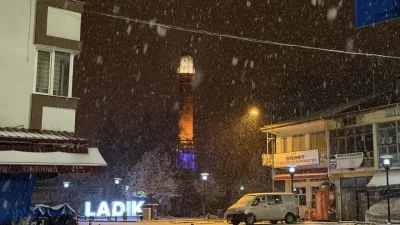 Samsun’un Ladik ilçesinde gece saatlerinde etkisini artıran kar yağışı kenti