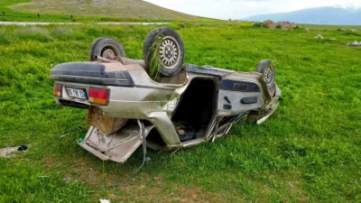 Afyonkarahisar’ın Bolvadin ilçesinde kontrolden çıkan bir otomobilin şarampole devrilmesi sonucu