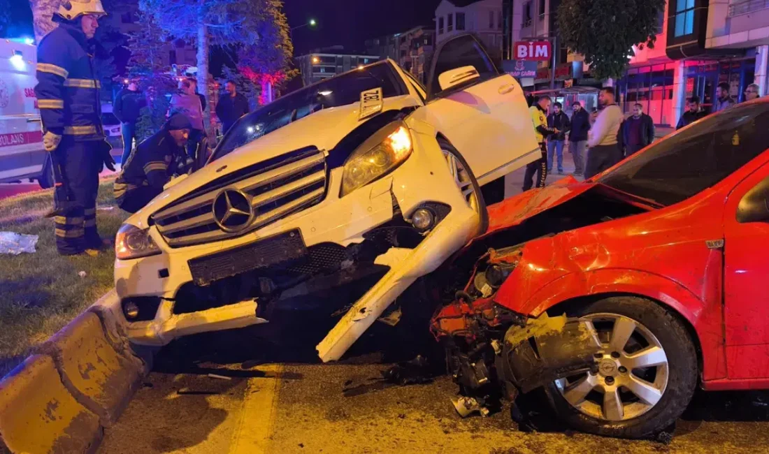 Çorum’da iki otomobilin çarpışması sonucu meydana gelen feci trafik kazası