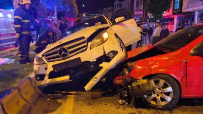 Çorum’da iki otomobilin kafa kafaya çarpışması sonucu meydana gelen feci