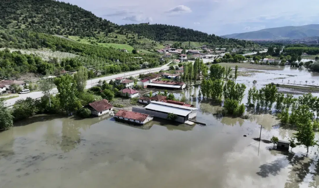 Tokat’ın Turhal ilçesinde aniden bastıran sağanak yağışlar Yeşilırmak ve bağlantılı