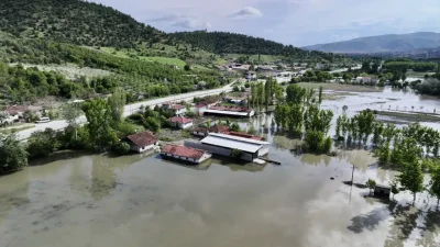 Tokat’ın Turhal ilçesinde aniden bastıran sağanak yağışlar Yeşilırmak ve bağlantılı