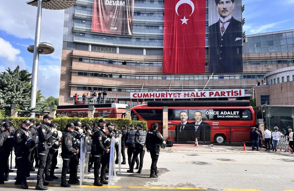 CHP Genel Merkezi önünde tansiyon yükselirken, CHP Grup Başkanı Özgür