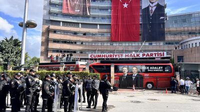 CHP Genel Merkezi önünde tansiyon yükselirken, CHP Grup Başkanı Özgür