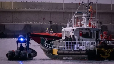 İspanya’nın Kanarya Adaları açıklarında hantavirüs salgını nedeniyle günlerce karantina altında