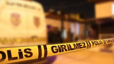 İstanbul Küçükçekmece’de fırtınanın şiddetiyle binadan kopan dev su borusu, bebeğiyle