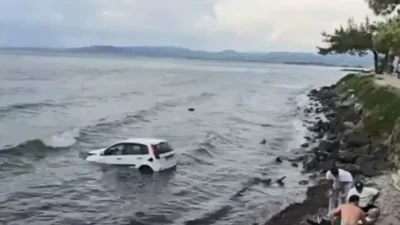 Aydın’ın Kuşadası ilçesinde sabah saatlerinde meydana gelen feci kazada, kontrolden
