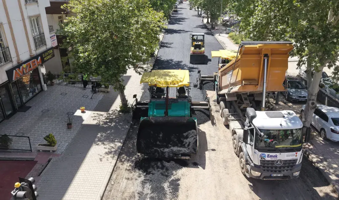 Kahramanmaraş Büyükşehir Belediyesi’nin başlattığı kapsamlı asfalt yenileme çalışmalarıyla şehrin ana