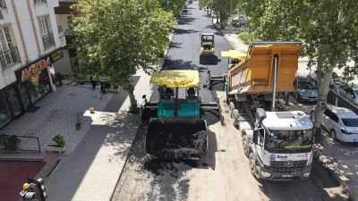 Kahramanmaraş Büyükşehir Belediyesi’nin başlattığı kapsamlı asfalt yenileme çalışmalarıyla şehrin ana